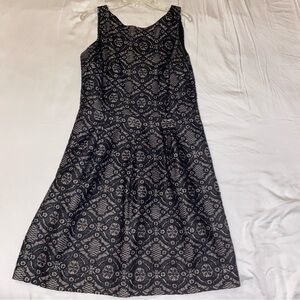 BANANA REPUBLIC Jacquard Lace Sheath Dress Black Gold Pleated Back V Size 4